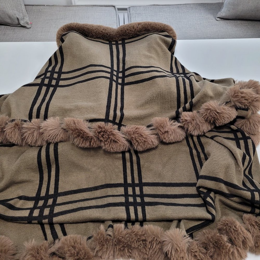 Ace Fashion Faux Fir Trimmed Cape - Picture 3 of 4